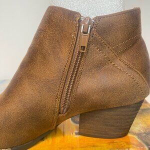 Bella Vita Bobbi Tan Faux Leather Block Ankle Boots size 7.5 #0009